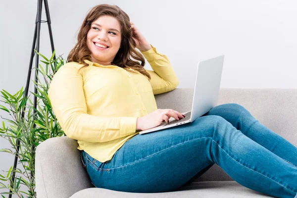 Sorrindo Jovem Mulher Com Laptop Descansando Sofá Casa — Fotografia de Stock