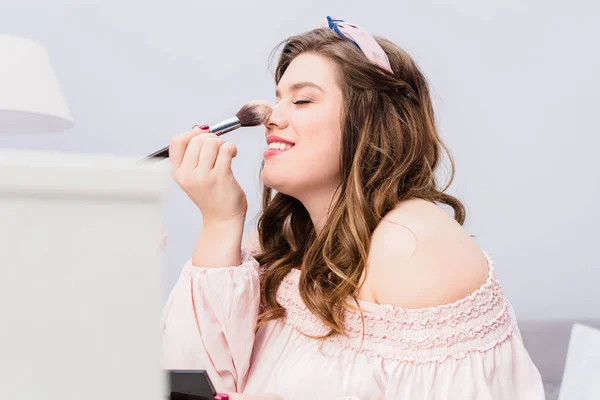 Vista Lateral Joven Bastante Sonriente Aplicando Polvo Mientras Hace Maquillaje — Foto de Stock