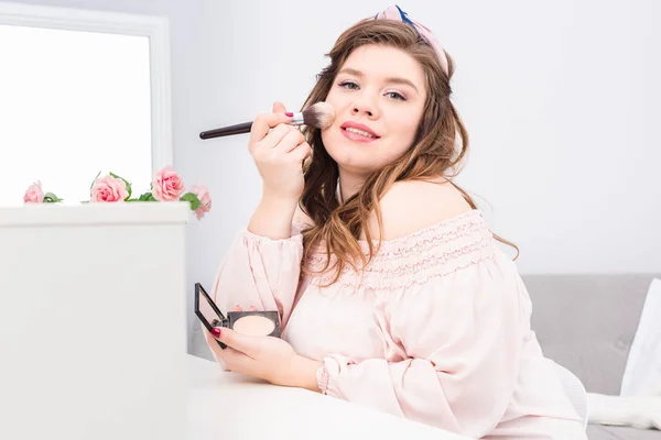 Sidevisning Smuk Ung Kvinde Der Anvender Pulver Mens Gør Makeup - Stock-foto