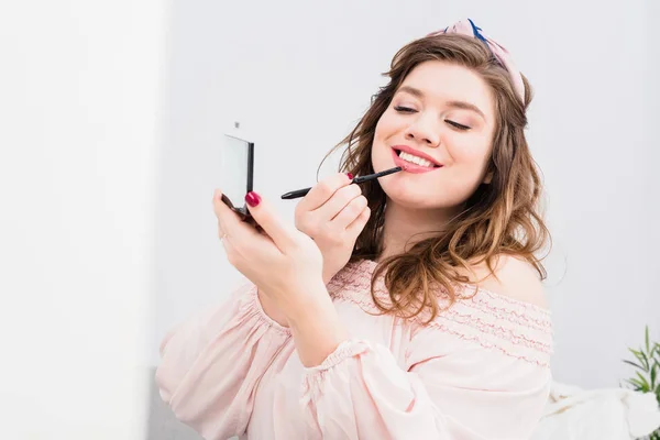 Retrato Uma Jovem Muito Sorridente Aplicando Brilho Labial Enquanto Faz — Fotografia de Stock