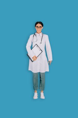 bir kadın doktor stetoskop ve üzerinde mavi arka plan izole pano ile Üstten Görünüm
