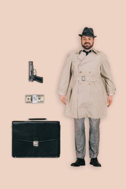 tabanca, para ve evrak çantası pembe arka plan izole şapkalı erkek katilin Üstten Görünüm