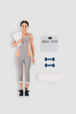 sporcumuz havlu, barbell ve beyaz arka plan üzerinde izole ölçekleri ile Üstten Görünüm 