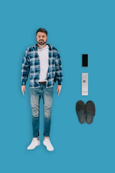 Vista Superior Del Hombre Desempleado Con Smartphone Mando Distancia Zapatillas — Foto de Stock