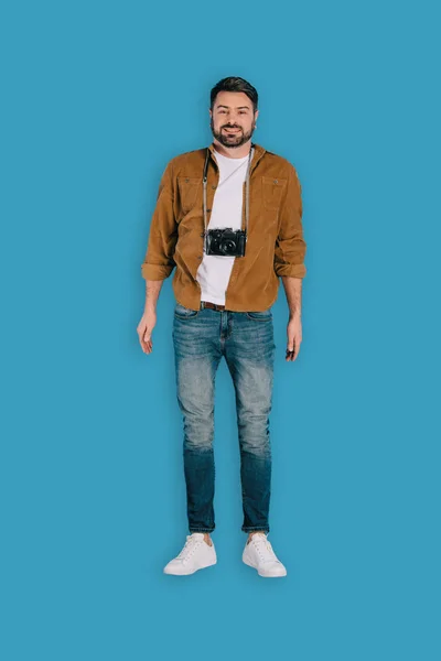 青の背景に分離カメラでスタイリッシュな男性カメラマンの平面図 — ストック写真