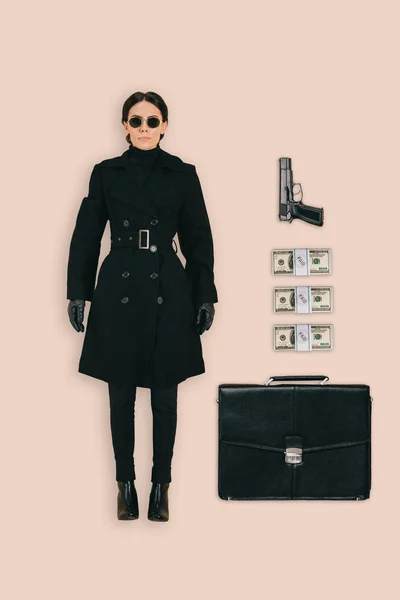 Ovanifrån Kvinnliga Mördare Solglasögon Med Portfölj Pistol Och Kontanter Isolerad — Stockfoto