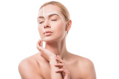 beyaz çizgiler üzerinde beyaz izole kapalı gözlerle yüzünde çekici kadın