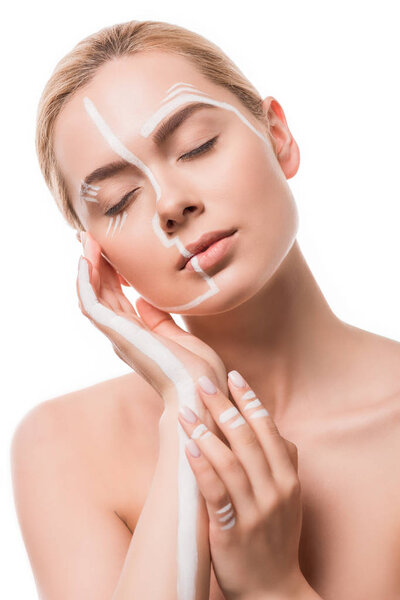 красивая женщина с белыми линиями на лице с закрытыми глазами, изолированными на белом, тело искусства
