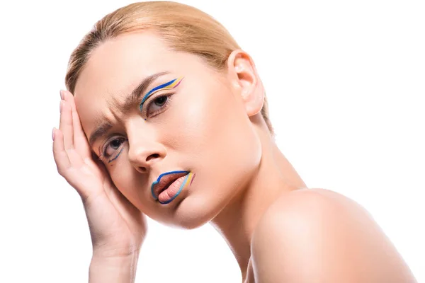 Zirytowany Kobieta Kolorowe Kosmetyki Linii Patrząc Kamery Białym Tle — Zdjęcie stockowe