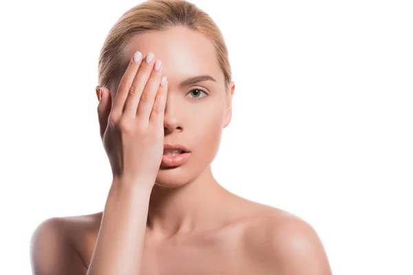 Bela Mulher Cobrindo Olho Olhando Para Câmera Isolada Branco — Fotografia de Stock