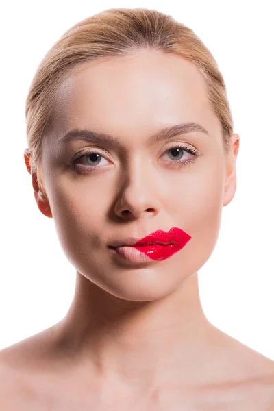Piękna Kobieta Czerwonymi Ustami Wydruku Policzku Patrząc Kamery Białym Tle — Darmowe zdjęcie stockowe