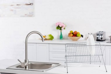 kadar yakın lavabo ve Mutfak bulaşık sırası için standı