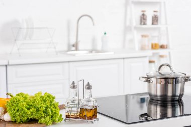 taze Ingredientes ve tencere üzerinde mutfak ile elektrikli soba