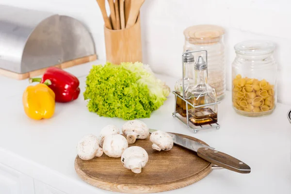 Pimientos Lechuga Champiñones Sobre Tabla Madera Con Cuchillo Cocina —  Fotos de Stock