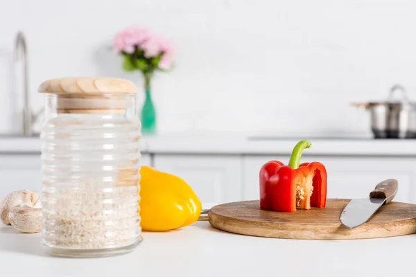 Arroz Frasco Vidrio Pimientos Sobre Tabla Madera Con Cuchillo —  Fotos de Stock