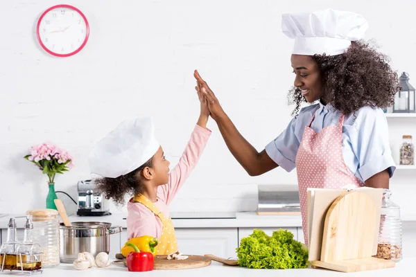 Afro Americana Mãe Filha Chapéus Chef Cozinhar Dando Alta Cinco — Fotografia de Stock