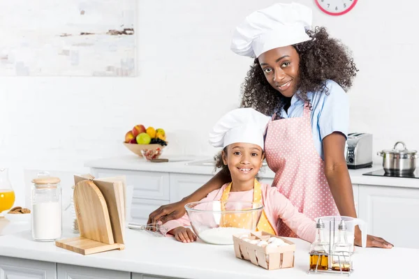 Sorridente Afro Americano Mãe Filha Chapéus Chef Preparar Massa Cozinha — Fotografia de Stock