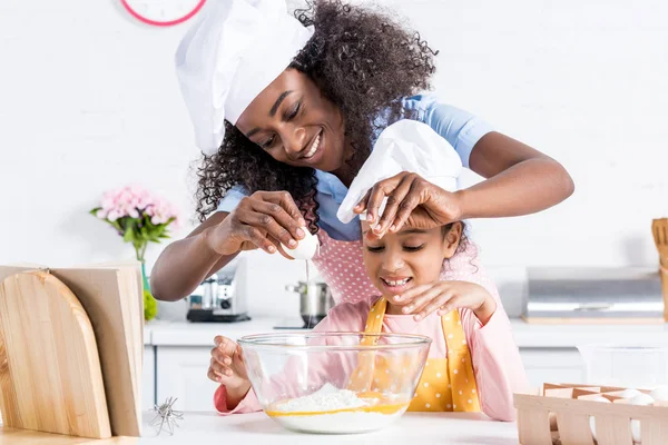 Feliz Africano Americano Madre Hija Chef Sombreros Hacer Masa Cocina — Foto de Stock