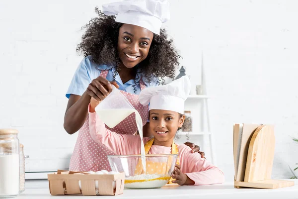 Afro Americana Mãe Filha Chapéus Chef Derramando Leite Para Massa — Fotografia de Stock