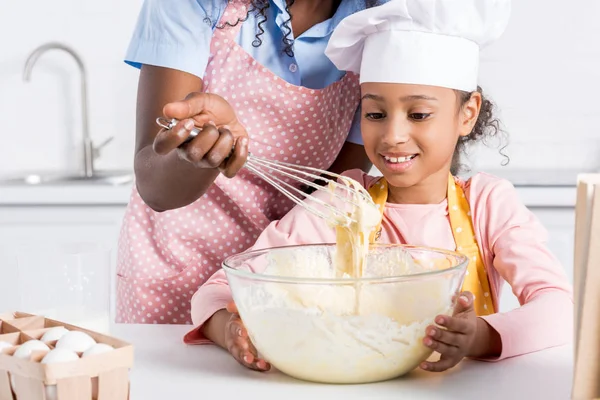 Africano Americano Madre Hija Chef Sombrero Hacer Masa Cocina — Foto de Stock