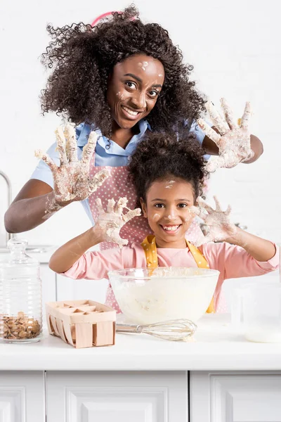 Afro Americana Mãe Engraçado Filha Mostrando Mãos Massa Cozinha — Fotografia de Stock