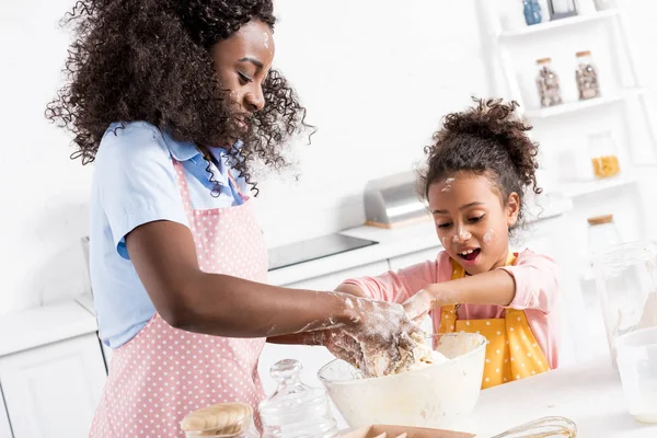 Happy African American Mother Daughter Kneading Dough Kitchen — Stock Photo, Image