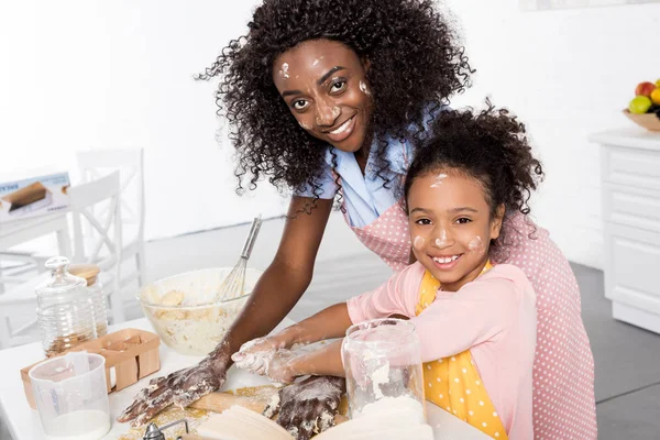 Smiling African American Mother Daughter Kneading Rolling Dough Together Kitchen — Stock Photo, Image
