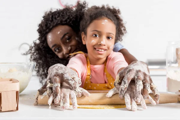 Madre Afroamericana Sonriente Hija Rodando Masa Con Rodillo Juntos Cocina — Foto de Stock