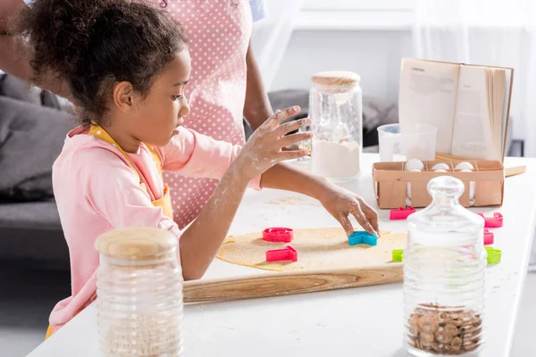 Afro Americana Filha Fazendo Biscoitos Com Cortadores Biscoitos Cozinha — Fotos gratuitas