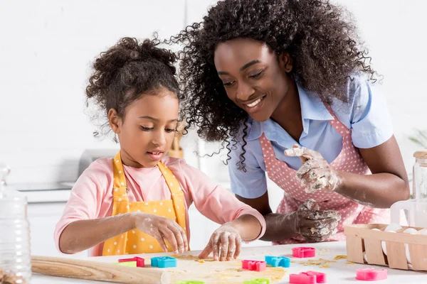 Szczęśliwy African American Matka Córka Dokonywanie Ciasteczka Foremki Razem Kuchni — Zdjęcie stockowe