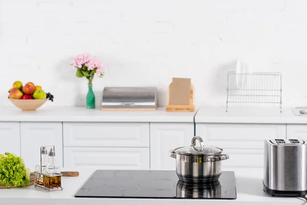 Grille Pain Cuisinière Électrique Avec Casserole Sur Cuisine — Photo