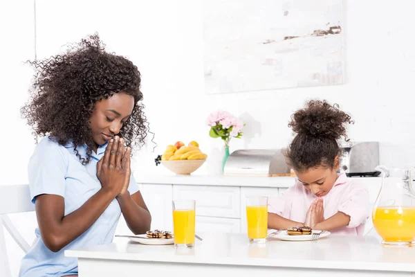 African American Mother Daughter Praying Breakfast Kitchen — Stock Photo, Image