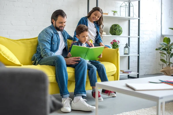 Lachende Vader Met Schattige Kleine Kinderen Lezen Boek Samen Zittend — Stockfoto