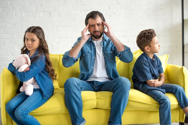 Upset Father Headache Looking Camera While Sitting Sofa Two Kids — Stock Photo, Image