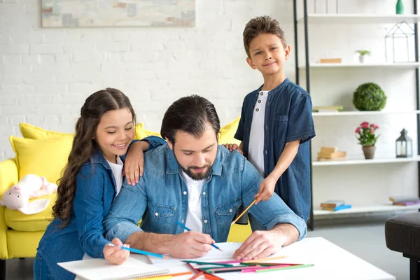 Bonito Crianças Felizes Olhando Pai Desenho Com Lápis Coloridos Casa — Fotografia de Stock