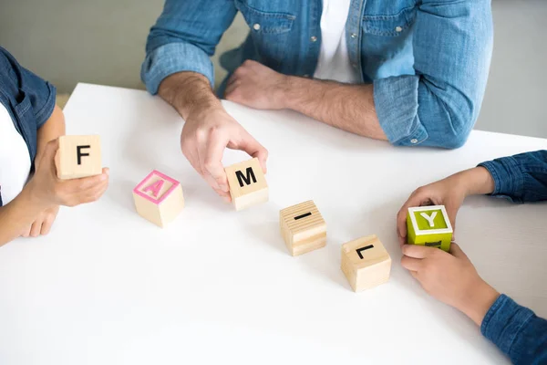Cropped Shot Father Two Kids Holding Cubes Word Family — Free Stock Photo