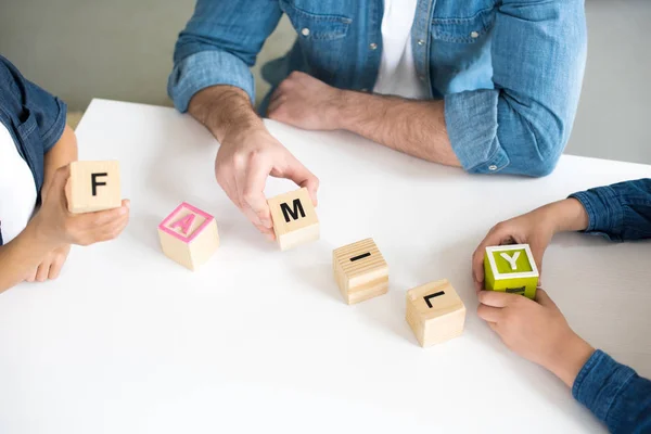 Recortado Tiro Padre Con Dos Niños Sosteniendo Cubos Con Palabra — Foto de stock gratis