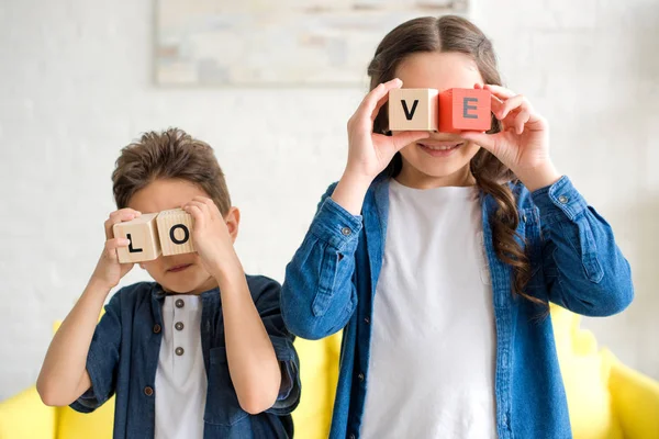Adoráveis Crianças Segurando Cubos Madeira Com Palavra Amor — Fotografia de Stock