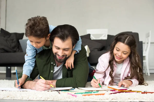 Padre Felice Con Bambini Carini Sdraiati Tappeto Disegno Con Matite — Foto Stock