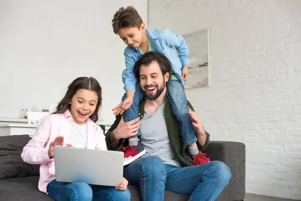 Gelukkig Vader Met Twee Schattige Kinderen Zitten Bank Met Behulp — Stockfoto