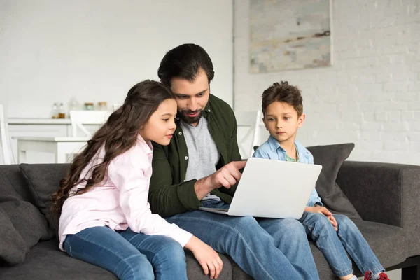 Padre Con Dos Niños Lindos Sentados Sofá Usando Ordenador Portátil — Foto de Stock