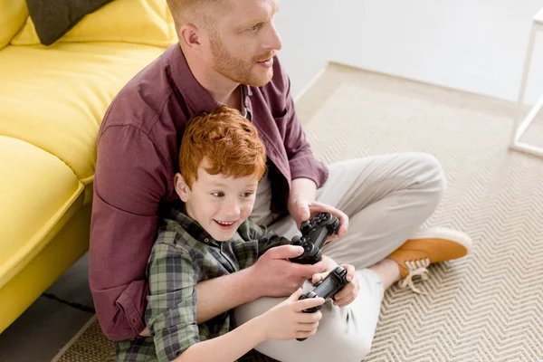 High Angle View Happy Father Son Playing Joysticks Home — Free Stock Photo