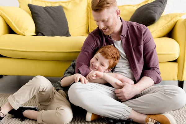 赤髪の父と家庭で一緒に時間を過ごす息子 — ストック写真