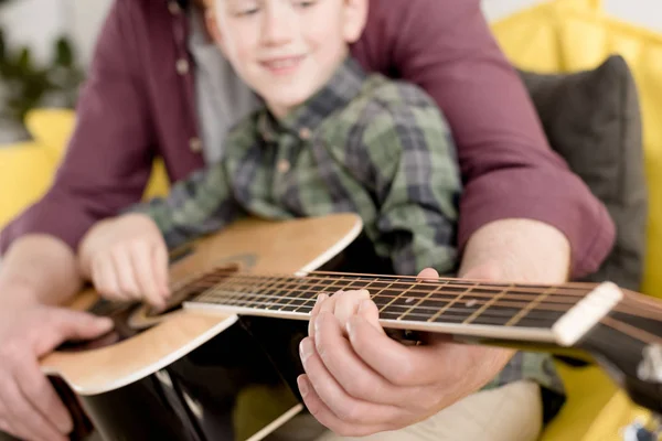 Detailní Pohled Otce Učí Malého Syna Hrál Akustickou Kytaru — Stock fotografie zdarma