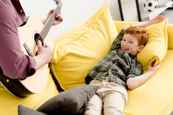 Обрізаний Знімок Батька Грає Гітарі Милий Щасливий Син Лежить Дивані — стокове фото