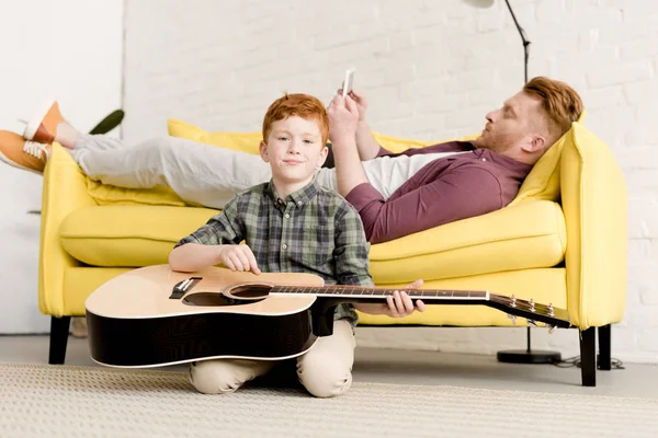 Милий Маленький Хлопчик Тримає Акустичну Гітарну Рекламу Посміхаючись Камеру Батько — стокове фото