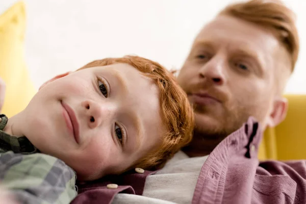 Närbild Söt Liten Pojke Ler Mot Kameran Samtidigt Spendera Tid — Stockfoto