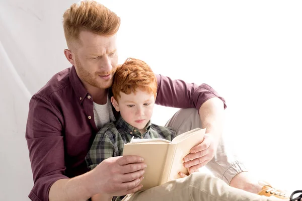 Redhead Far Och Son Läser Boken Tillsammans Hemma — Stockfoto