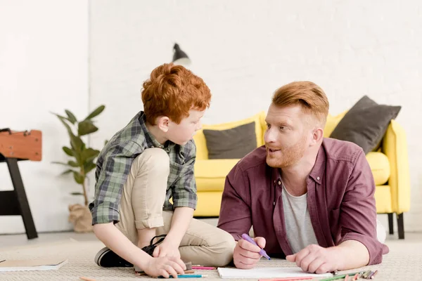 Vader Zoon Elkaar Kijken Terwijl Tekent Samen Thuis — Stockfoto