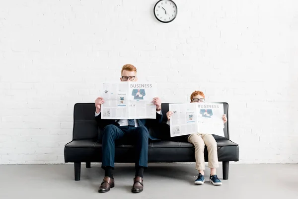 Padre Figlio Piccolo Uomini Affari Che Indossano Occhiali Leggono Giornali — Foto Stock